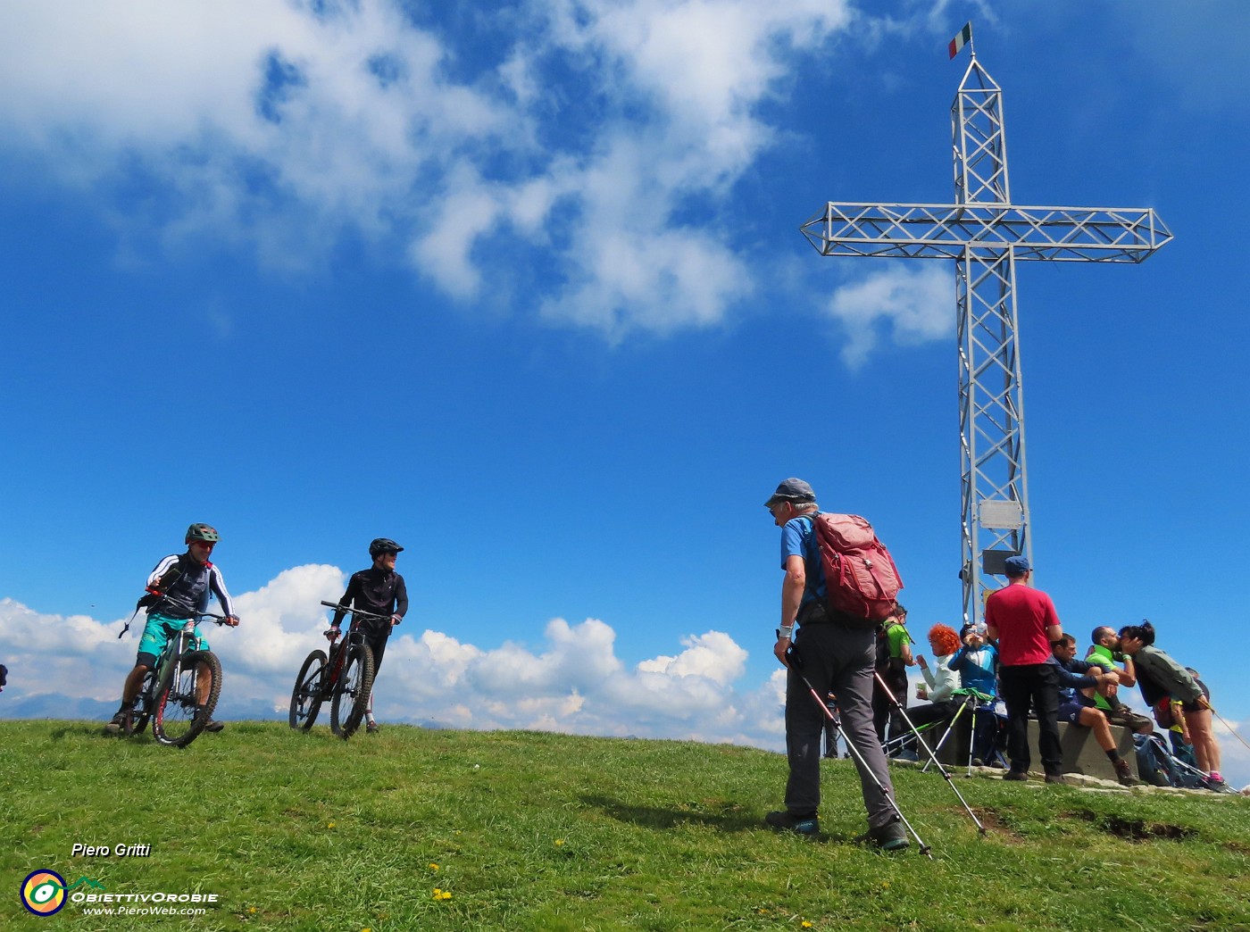 44 Incontro miei amici saliti in Linzone in mountain bike.JPG